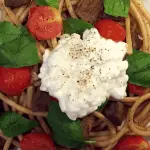 Spaghetti med kalvekød, tomater, basilikum og hytteost
